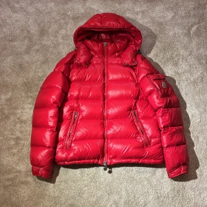 Moncler Maya - Hej! Säljer denna riktigt feta Moncler mayan! Jackan är i ett riktigt fint skick med små omärkbara defekter. Riktigt unik och sällsynt färg! Jackan har 1 lagning på högra armen, en lagning mitt på ryggen, 1 zipcoin borta och få pinholes men allt detta är inget som syns alls vid användning! 🙌storleken är 3 vilket motsvarar en S-M och passar perfekt på mig som är 180cm lång och väger runt 64kg. Nypris 18000kr! Mitt pris är endast: 5500kr! Skriv vid minsta intresse 😊Mvh DC 🔹