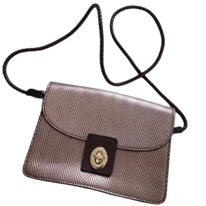 Brun och beige axelväska från Morgan - Snygg axelväska från Morgan i en elegant kombination av brun och beige. Väskan har ett fiskbensmönster och en guldig låsdetalj framtill. Den flätade axelremmen ger en extra touch av stil. Perfekt för att bära dina nödvändigheter med stil. (Köpt i Spanien, helt ny, ord ca 70 euro