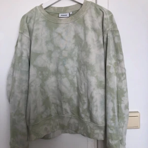 Tröja från weekday - Härlig färg o sparsamt använd 