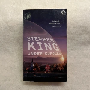 Under Kupolen - Säljer boken 'Under Kupolen' av Stephen King. En spännande berättelse om en mystisk kupol som plötsligt omsluter en liten stad i Maine. Perfekt för dig som älskar thrillers och mystik. Pocketutgåva från Bonnier Pocket.