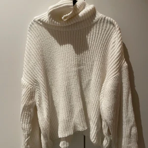 Vit stickad polotröja - Vit stickad polotröja i bra skick!