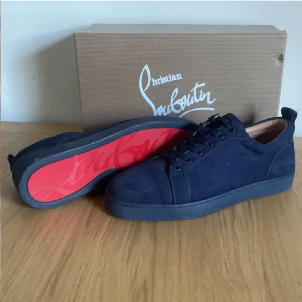 Snygga mörkblå sneakers i mocka från Christian Louboutin med den röda sulan som är i toppskick. Nypris 8800kr men säljer för att jag inte gillar de. Kvitto finns kom privat om du vill se. De är i storlek 43, Hör av er vid intresse, Pris kan diskuteras! . Kengät.