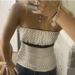 SÖKER Vit prickig tubtopp med svart band - Söker den här toppen om du vill sälja kontakta gärna mig💗💗