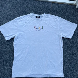 Vit t-shirt från Sweet Skateboards - Vit t-shirt från Sweet Skateboards med färgglad text på bröstet. T-shirten har lite oversized passform och är tillverkad i bomull. I bra skick och i storlek L