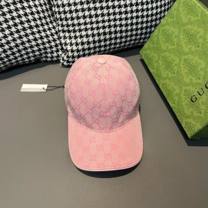 Rosa Gucci keps - Snygg rosa keps från Gucci svar färg att få tag på den är Perfekt för att ge din outfit en lyxig touch. Kepsen har en klassisk design och sen är parfeckt in för våren/sommaren pris kan diskuteras vi snabbt köp skov för funderingar 😊