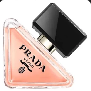 Prada Paradoxe Eau de Parfum - Kort sagt nu vill min syster bli av med denna parfym. Som ni ser det är typ helt fult och inte använt mycket. Priset kan diskuteras