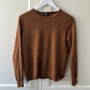 Brun kashmire kofta - Säljer en brun kashmire kofta ifrån Uniqlo. Skick 9/10 inga deffekter. Den är XL i barn och passar 158-162