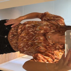 Blus med guld detaljer - Så fin från rachel zoe, helt oanvänd