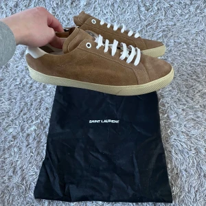 Saint Laurent sl/06 - Säljer dessa SL skorna som är perfekt till våren! | De är i mycket fint skick med något enstaka tecken på användning! | Tillkommer dustbag! | Storlek 41,5. | Ställ gärna frågor innan du köper!
