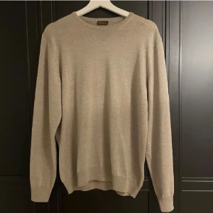 Beige crewneck tröja från Stenströms - Säljer denna stilrena beige tröja från Stenströms. Tröjan är endast använd vid ett enstaka tillfälle. Storlek L men passar även M. Tröjans nypris ligger på 1599 