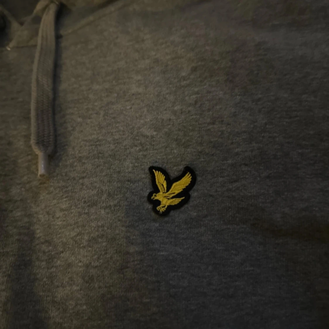 Grå hoodie från Lyle & Scott - 2