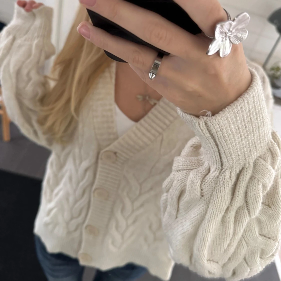 Vit stickad kofta med flätmönster💓 - 90
