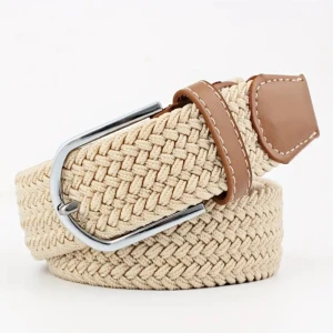 Beige flätat bälte med bruna detaljer - Snyggt beige flätat bälte med bruna läderdetaljer och en silverfärgad metallspänne. Perfekt för att ge en stilren touch till din outfit.