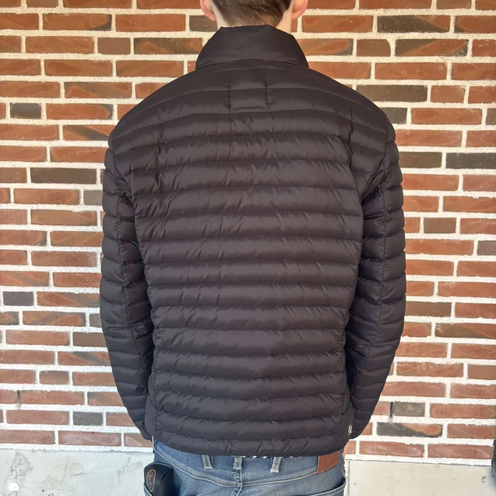 Säljer nu denna fräscha Svarta jacka från colmar| Jackan har inga defekter| Modellen är cirka 177 CM, vid frågor eller funderingar är det bara att höra av sig🙌. Takit.