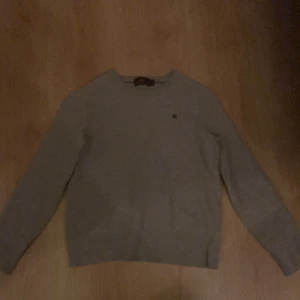 100% merinoull, Merinotröja från Morris  - Säljer en stilren beige tröja från Morris i 100% merinoull. Tröjan har en klassisk design med rund hals och långa ärmar. Perfekt för både vardag och mer uppklädda tillfällen. Det står storlek M men har krympt till xs skulle jag säga. Inga defekter eller tecken på användning förutom krympningen