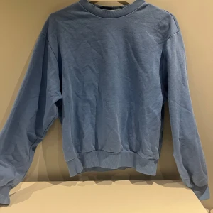 Blå sweatshirt från Gina Tricot - Säljer en blå sweatshirt från Gina Tricot, basically basics-kollektionen i storlek XS. Tröjan har långa ärmar och ribbade muddar vid ärmslut och nederkant. Tröjan är i fint skick💙