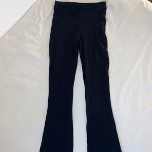 Svarta yogabyxor - Riktigt sköna yogabyxor! Supersnygga att ha till vardags 💕Lite lätt genomskinliga. Helt oanvända! 