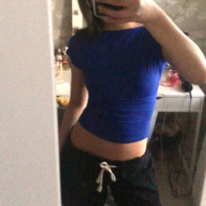 Topp - Säljer en mörkblå topp med öppen rygg från SHEIN, strl. XS💙  Aldrig använd | PS säljer även denna i tre andra färger!!!