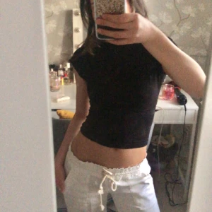 Topp - Säljer en svart topp med öppen rygg från SHEIN, strl. XS🖤  Aldrig använd | PS säljer även denna i tre andra färger!!!