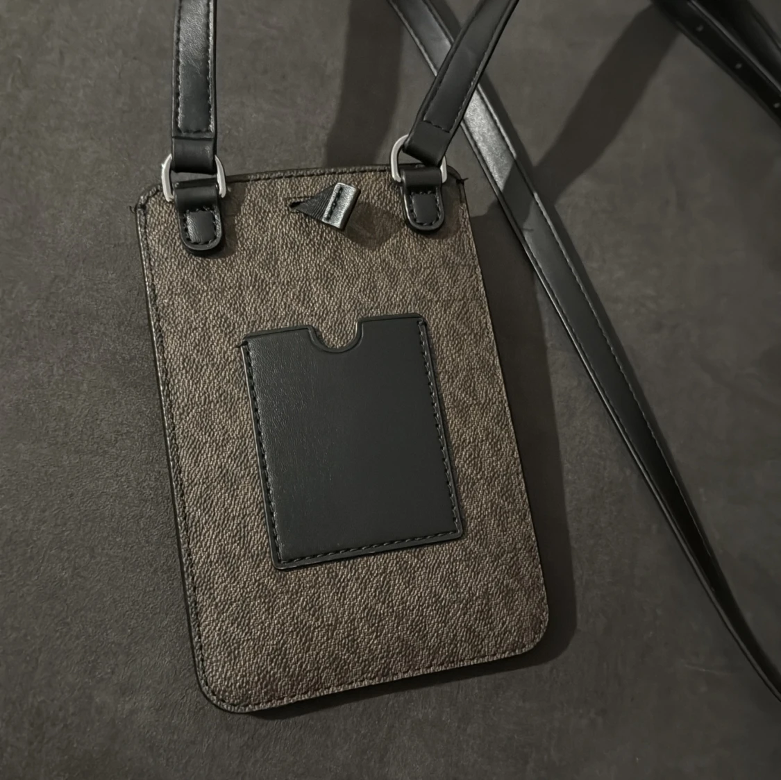 Brun och svart axelväska från Michael Kors - 2