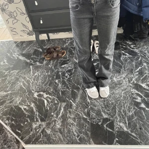 Low waist bootcut jeans - Snygga grå jeansbyxor från Gina tricot i storlek 164. Säljer eftersom att jag är för lång för dom💕                                                         Inte minna bilder. Skriv för flera bilder!