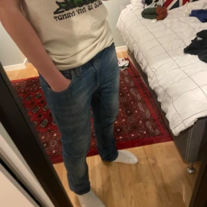 Nudie jeans” Thin Finn! - Säljer dessa sjukt snygga nudie jeans .På lappen är de W29 L34 men de är uppsydda ✂️till ca W29 L31. Priset går att diskutera.