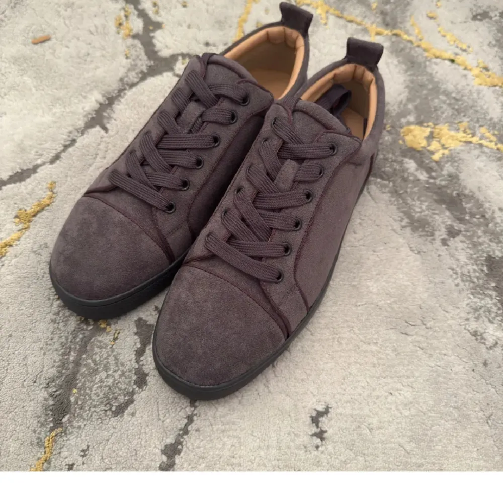 Snygga grå louboutines med en ikonisk röd sula. Skorna har snörning och är tillverkade i mocka, vilket ger en lyxig känsla. Perfekta för att ge din outfit en stilfull touch. Storlek 40 och äkthetsbevis medlemmar.. Kengät.