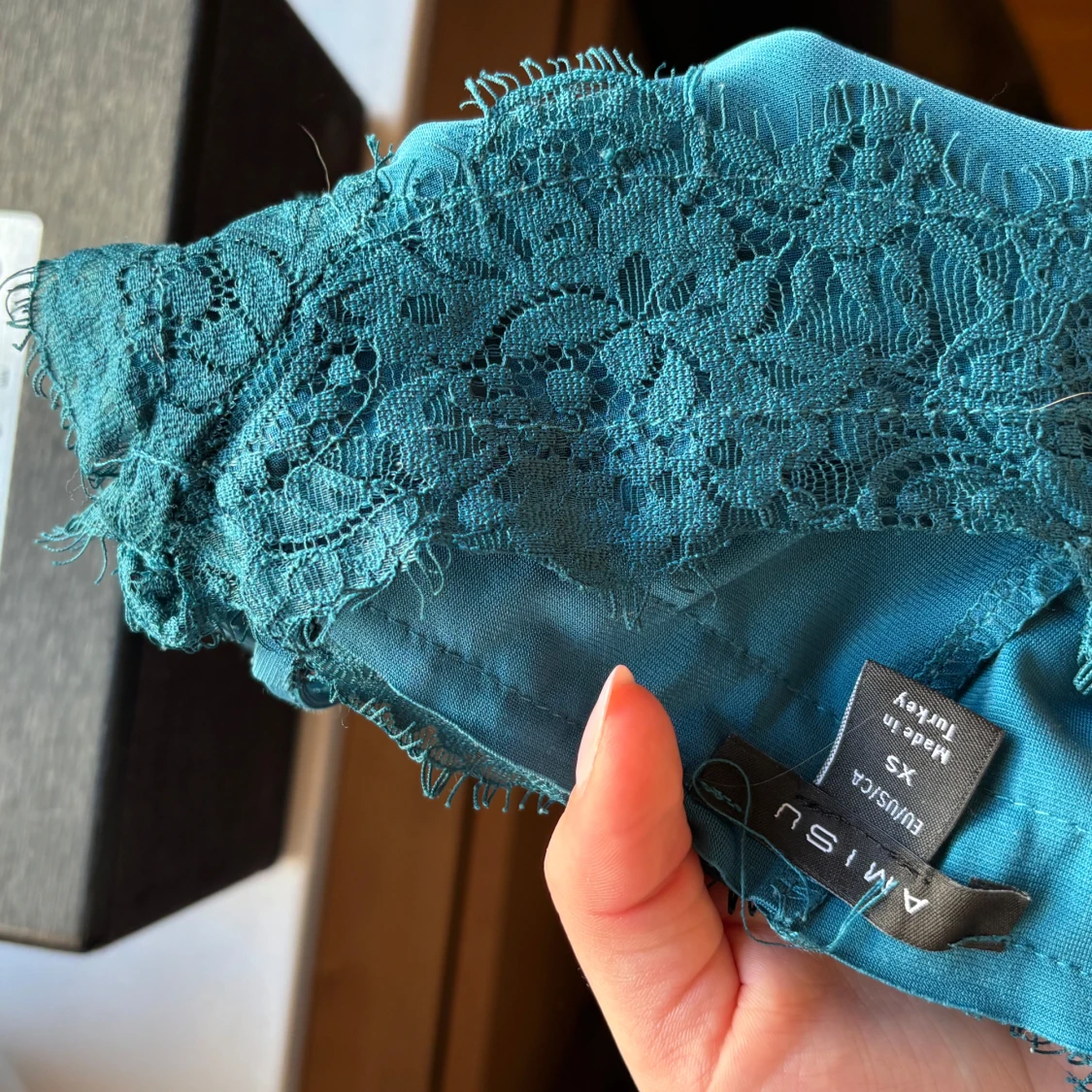 Blå linnetopp med spetsdetaljer - 1