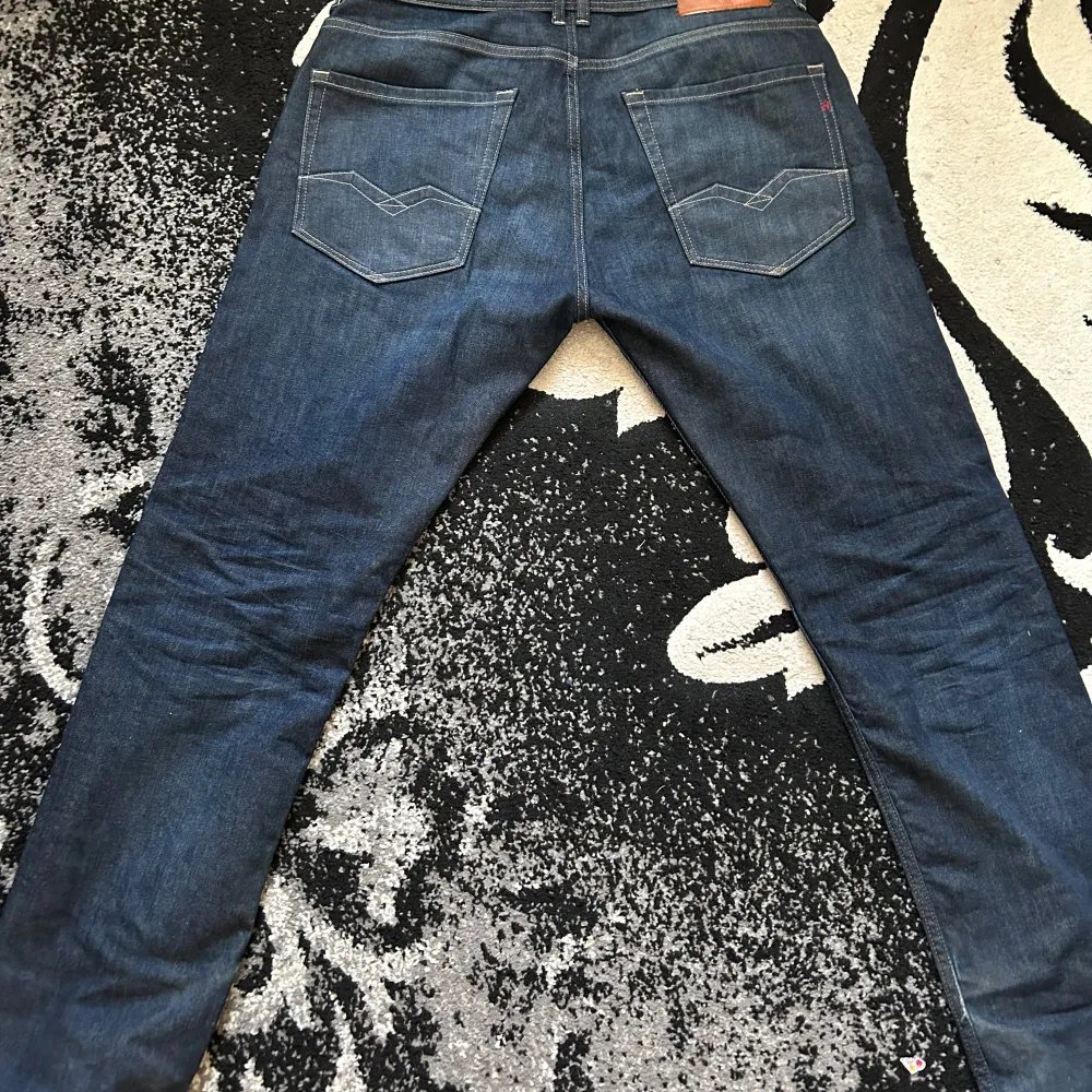 Snygga mörkblå jeansbyxor med klassisk femficksdesign och kontrastsömmar. Byxorna har en normal passform och är perfekta för en avslappnad stil. De har en dragkedja och knapp framtill.. Farkut & Housut.