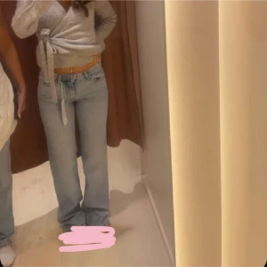 Ljusblå jeans med låg midja - Snygga ljusblå jeans med låg midja och bootcut-stil. Perfekta för en avslappnad look. De har en klassisk femficksdesign och en bekväm passform.