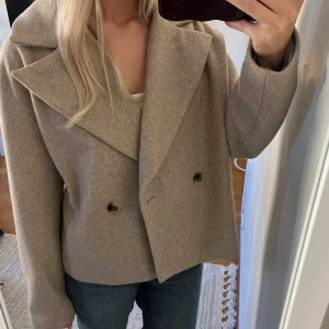 Jacka vila - Kort kappa storlek 36. Använd några gånger Lite nopprig på vissa ställen, underärmar tex, men har tagit bort det mesta med en noppermaskin. 🤍