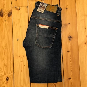 HELT NYA Nudie slim fit jeans ”Thin Finn” W28 L32 - Tvärfeta marinblåa Nudie slim fit jeans | skick 10/10, helt nya med lappar | modell ”Thin Finn” | W28 L32 | pris i butik ca 1500kr, vårat pris 699kr, galet bra pris | vi postar inom 24 timmar, ofta inom 60 minuter | vi kan ej erbjuda en bild med jeansen på då det inte är våran storlek // HLselling
