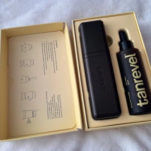 Spray Tan Kit från Tanrevel - Säljer ett smidigt Spray Tan Kit från Tanrevel. Innehåller en stilren svart spraytan-enhet och en flaska med tan solution i färgen dark cool. Endast använd två gånger. Perfekt för att få en solkysst look hemma. Enkelt att använda med instruktioner inkluderade i förpackningen. 🎀
