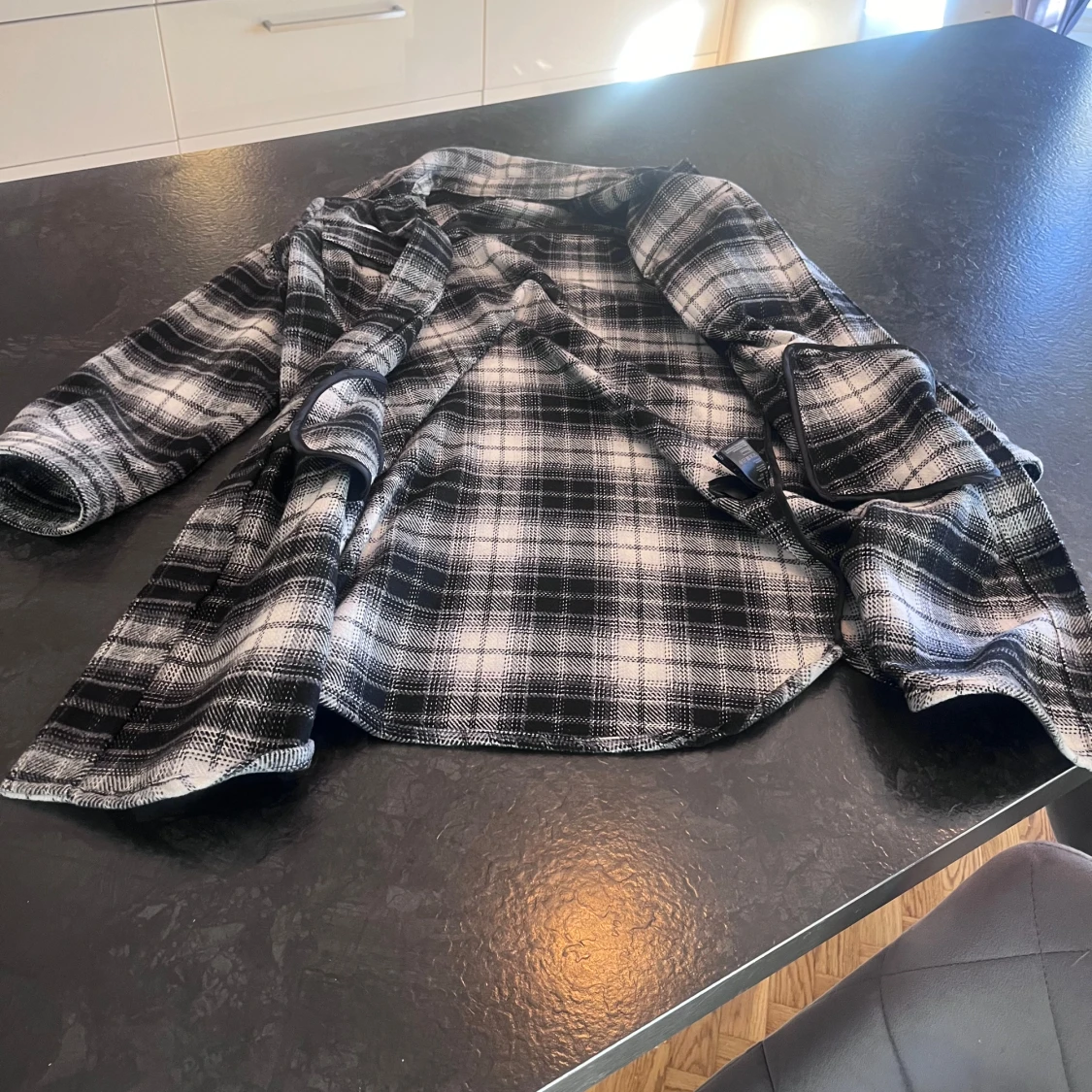 Svart och vit rutig overshirt från Divided - 1