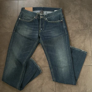 Dondup george  - Tja! Säljer ett per dondup george i toppskick! Säljer dom för dunder pris (nypris: 2000-3000) Hör av er för frågor och annat