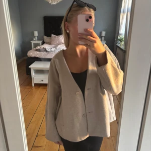 Beige kappa - Säljer denna supersnygga vårkappa från Sfera! Tyvärr är den lite för stor så därav säljer jag. Aldrig använd och prislappen sitter kvar🤍💕