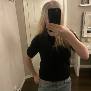 Svart kortärmad topp - INTRESSEKOLL!! Säljer en stilren svart stickad kortärmad topp. 🩷🩷