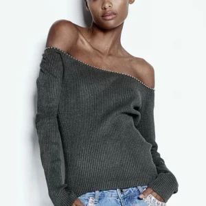 Mörkgrå offshoulder tröja - Säljer min helt nya tröja i storlek S från Hm med lappen kvar! Den är ribbad med ”pärlor” på kanten. Nypris 300kr