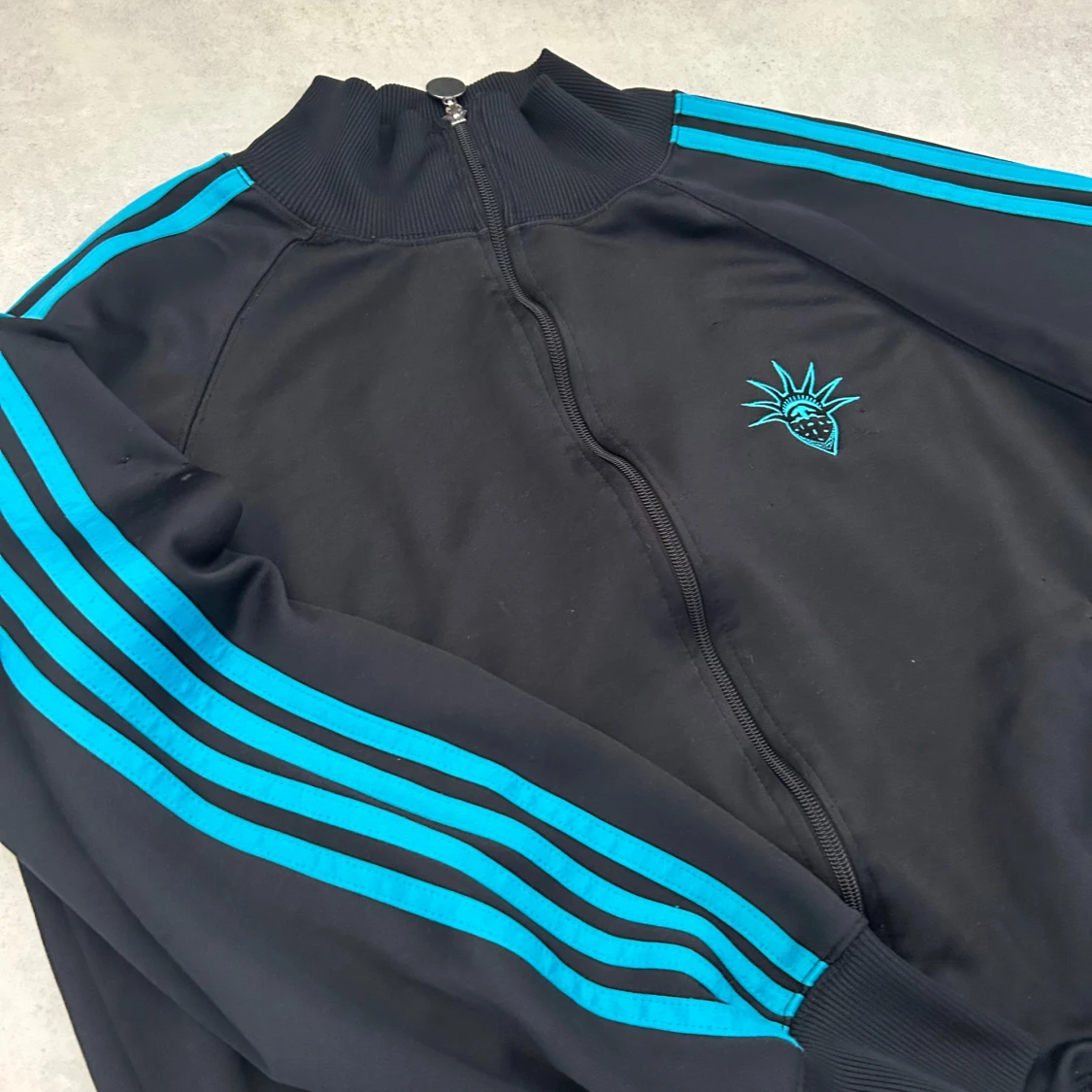 Svart träningsjacka med blå ränder - 2