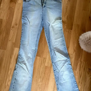 Ljusblå jeans från Armani Jeans - Snygga ljusblå jeans från Armani Jeans med en klassisk design. De har en rak passform och är perfekta för en avslappnad stil. Jeansen har en dragkedja och knapp framtill samt fickor både fram och bak med coola effekter på benen. 