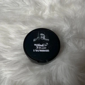 Svart förvaringsdosa med valfri design  - Viktor Gyökeres målgest dosan✨ Perfekt för att förvara småsaker eller som en dekorativ detalj.