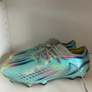Flerfärgade fotbollsskor från Adidas - |Säljer nu dessa otroligt snygga, coola och sköna adidas fotbollsskorna i storlek 42, nypris:2800kr| Dem är i bra skick! Coola färger, bara höra av sig vid frågor! Priset ej hugget i sten!🪨 