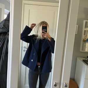 Blå trenchcoat - SÅ SÖT mörkblå trenchcoat!!!🔥🔥❤️ sååååååå snygg och helt PERFEKT till våren och sommaren!😍😍sista bilden visar att tråden högst upp på ena fickan har släppt lite, men det är inget som påverkar fickan eller är svårt att åtgärda, bara att sy fast den flärpen så är de löst!😊❤️