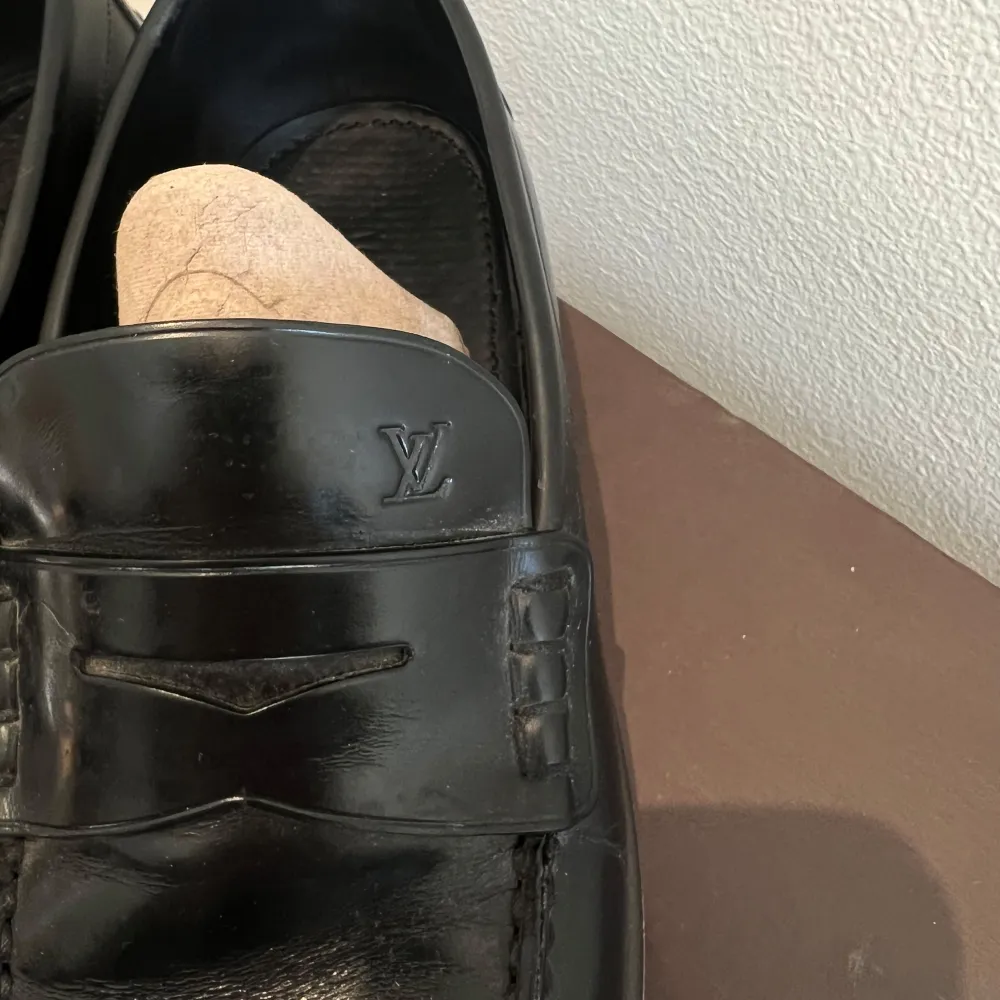Snygga svarta loafers från Louis Vuitton i skinn. Skorna har en klassisk design med märkets logotyp diskret placerad på ovansidan. Kommer med dust bag, kartong och äkthetsbevis!. Kengät.