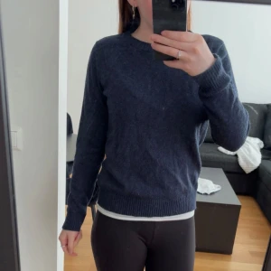 Mörkblå stickad tröja - Säljer en mörkblå tröja från VILA. Passar mig som är S.💕knappt använd