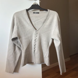 shaped knitted cardigan - Säljer denna snygga shaped knitted cardigan från Gina tricot 🩷Använd enstaka gånger så i fint skick!