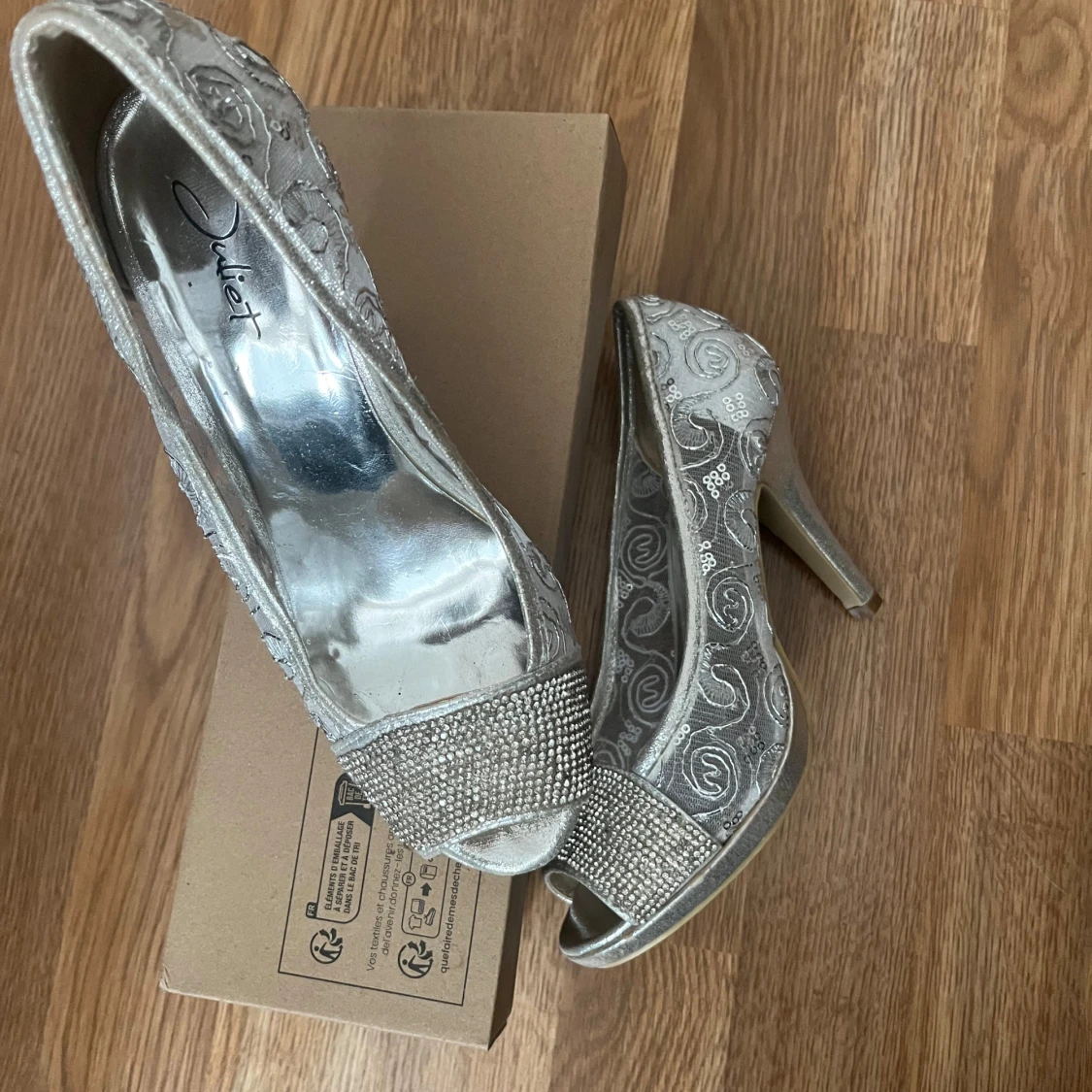 Silvriga pumps med broderad design - 1