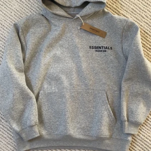 Essentials Fear of God hoodie light oatmeal  - Säljer nu min essentials hoodie i färgen light oatmeal i storlek S men passar M, helt ny med prislapp på. Hör av dig vid frågor.