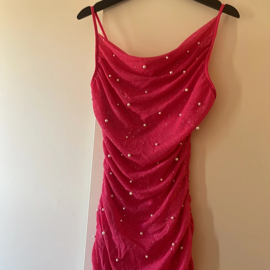 Rosa klänning med pärlor - 1