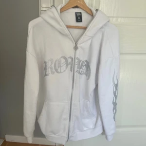 ziphoodie - Ziphoodie med rhinestones, storlek Xs men passar S också då den är lite oversized fit. Från new yorker säljs för den inte används!